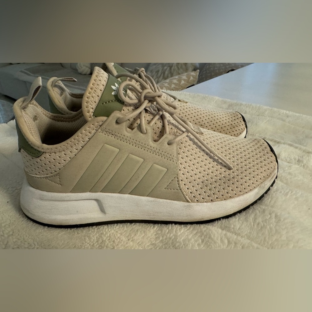 Big Kids Boys Adidas Beige Sneakers